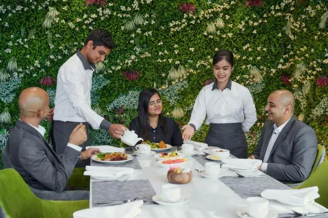  Hotel Holiday International - picture  : Restaurant/places to eat,Property 