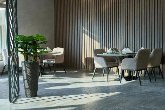  Hotel Holiday International - picture  : Toilet,Restaurant/places to eat,Property 