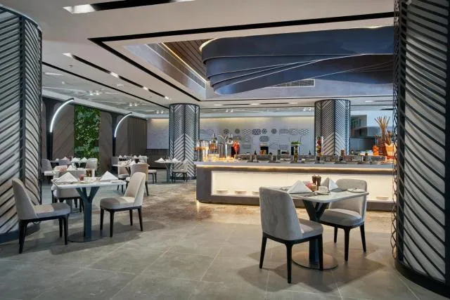  Hotel Holiday International - picture  : Toilet,Restaurant/places to eat,Property 