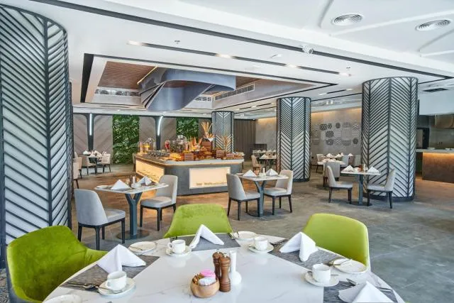  Hotel Holiday International - picture  : Toilet,Restaurant/places to eat,Property 