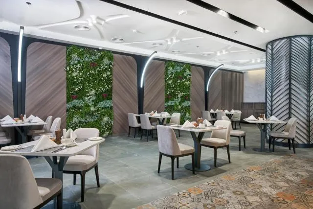  Hotel Holiday International - picture  : Toilet,Restaurant/places to eat,Property 