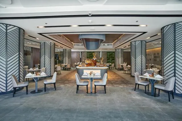  Hotel Holiday International - picture  : Toilet,Restaurant/places to eat,Property 