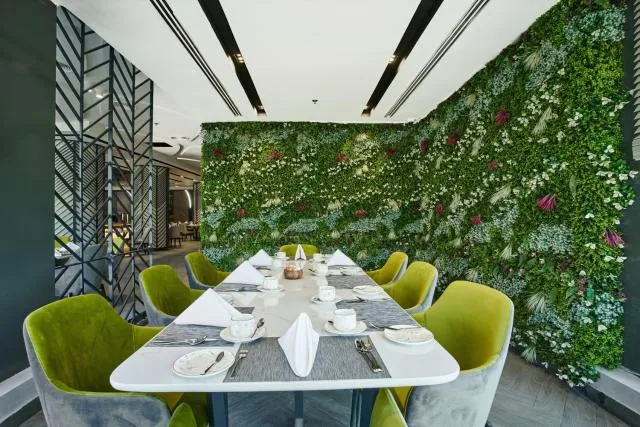  Hotel Holiday International - picture  : Toilet,Restaurant/places to eat,Property 