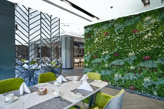  Hotel Holiday International - picture  : Toilet,Restaurant/places to eat,Property 