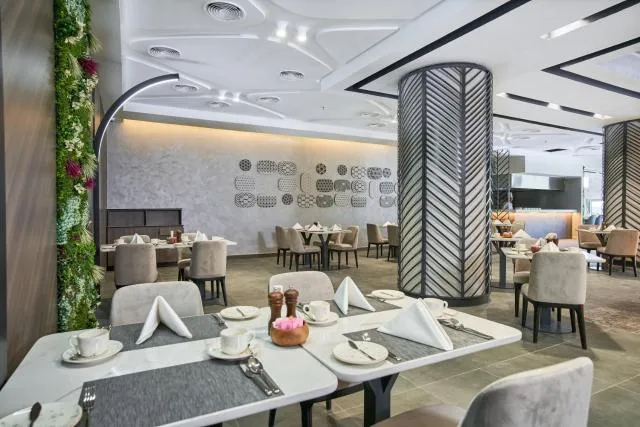  Hotel Holiday International - picture  : Toilet,Restaurant/places to eat,Property 