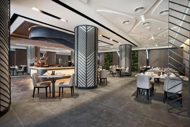  Hotel Holiday International - picture  : Toilet,Restaurant/places to eat,Property 