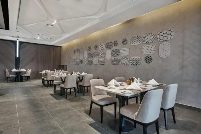  Hotel Holiday International - picture  : Toilet,Restaurant/places to eat,Property 