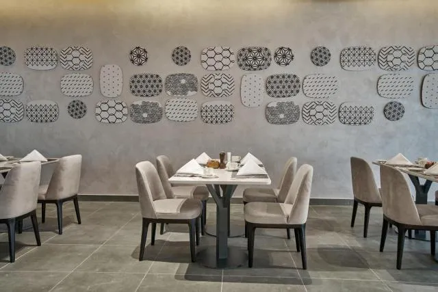  Hotel Holiday International - picture  : Toilet,Restaurant/places to eat,Property 