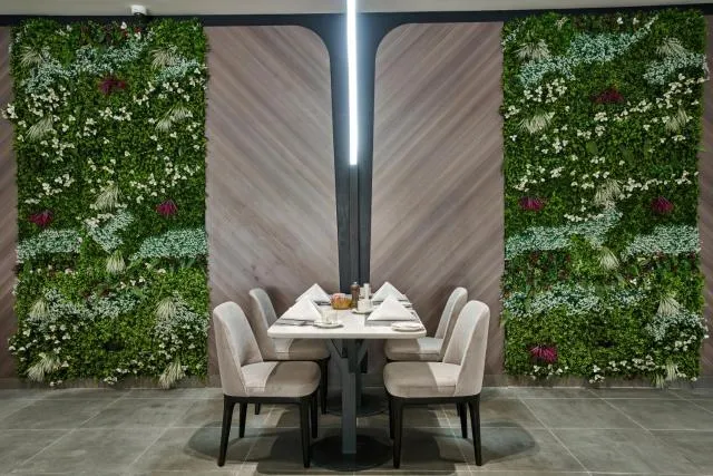  Hotel Holiday International - picture  : Toilet,Restaurant/places to eat,Property 