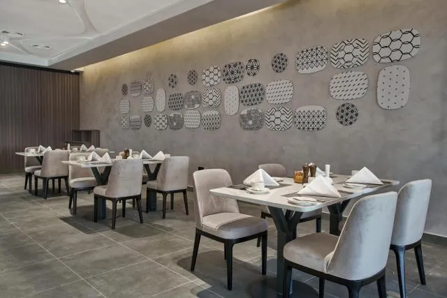  Hotel Holiday International - picture  : Toilet,Restaurant/places to eat,Property 