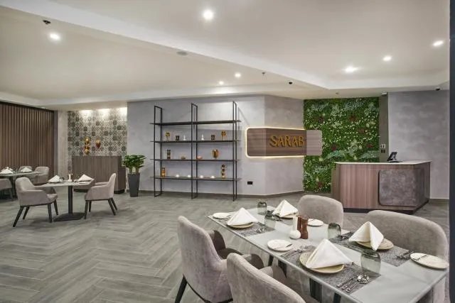  Hotel Holiday International - picture  : Toilet,Restaurant/places to eat,Property 