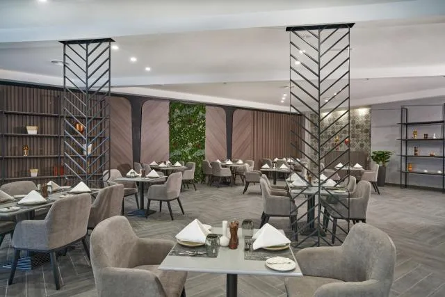  Hotel Holiday International - picture  : Toilet,Restaurant/places to eat,Property 