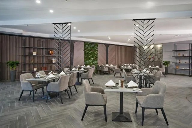  Hotel Holiday International - picture  : Toilet,Restaurant/places to eat,Property 