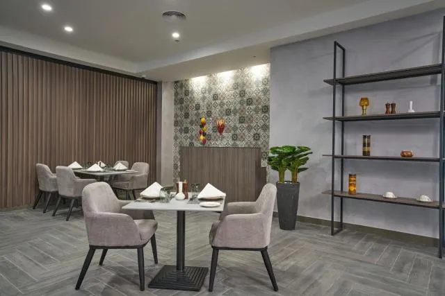  Hotel Holiday International - picture  : Toilet,Restaurant/places to eat,Property 