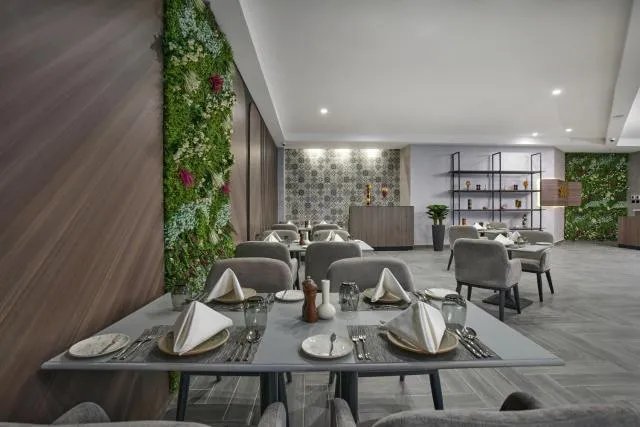  Hotel Holiday International - picture  : Toilet,Restaurant/places to eat,Property 