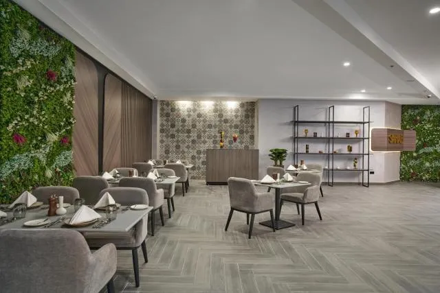  Hotel Holiday International - picture  : Toilet,Restaurant/places to eat,Property 