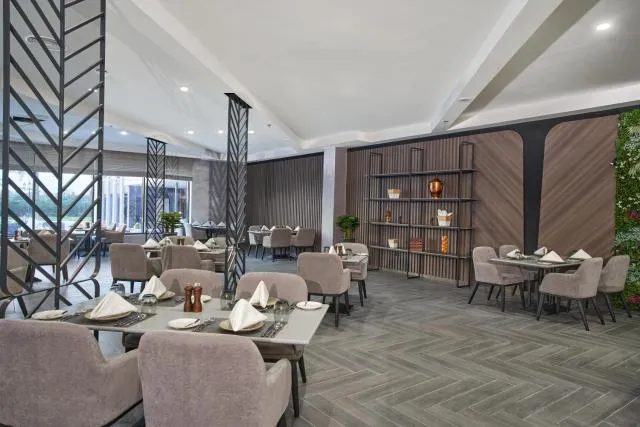  Hotel Holiday International - picture  : Toilet,Restaurant/places to eat,Property 