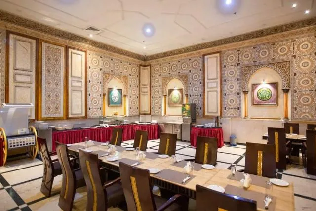  Crown Palace Hotel - picture  : Toilet,Restaurant/places to eat,Property 