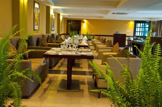  Gorillas Golf Hotel - photo  : Toilettes,Restaurant/endroits où manger,Propriété 