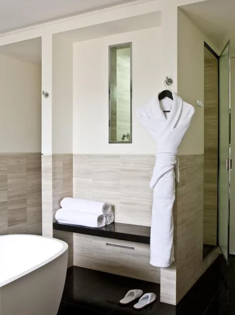  Hotel Marignan Champs-Elysées - photo  : Salle de bain,Salle de bain,Propriété 