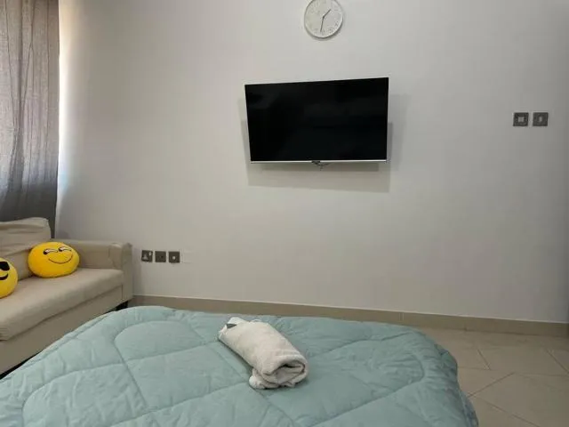  Private Room&Bath (WiFi Netflix) - picture  : TV/entertainment centre,Bed 