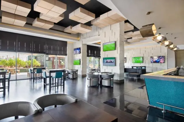  Marriott Hotel Al Forsan, Abu Dhabi - picture  : Toilet,Patio,Restaurant/places to eat,Property 