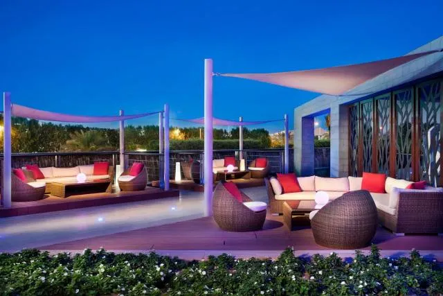  Marriott Hotel Al Forsan, Abu Dhabi - picture  : Restaurant/places to eat,Swimming pool,Property 