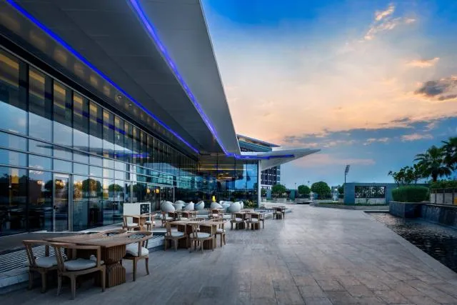  Marriott Hotel Al Forsan, Abu Dhabi - picture  : Toilet,Restaurant/places to eat,Property 