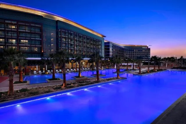  Marriott Hotel Al Forsan, Abu Dhabi - picture  : Property building,Swimming pool,Swimming pool,Property 