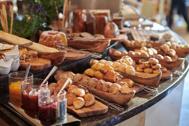  Regent Warsaw Hotel - picture  : Restaurant/places to eat,Breakfast,Property 