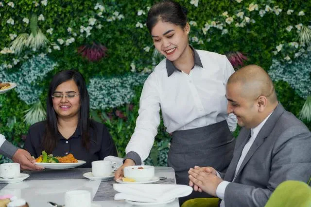  Hotel Holiday International - picture  : Restaurant/places to eat,Property 