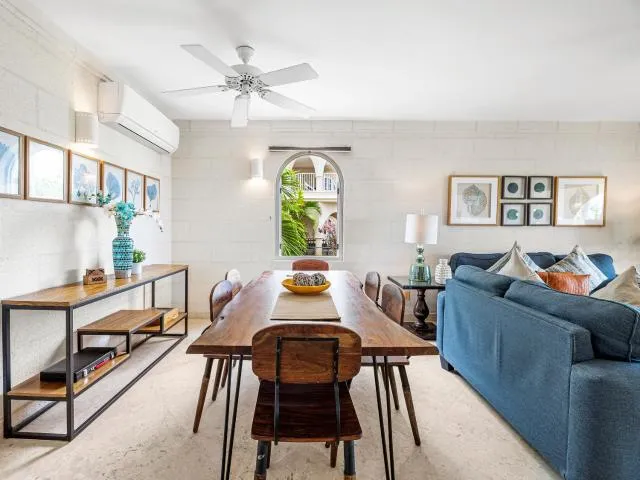  Royal Apartment at Westmoreland - picture  : Restaurant/places to eat,Dining area,Living room,Seating area,Property 