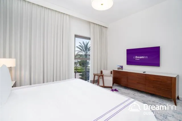  Dream Inn Apartments - Address Beach Residence Fujairah - picture  : TV/entertainment centre,Bed,Bedroom,Property 