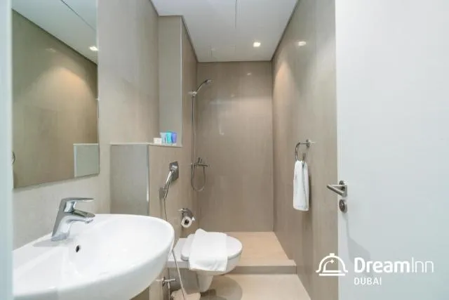  Dream Inn Apartments - Address Beach Residence Fujairah - picture  : Shower,Toilet,Bathroom,Bathroom,towels,Property 