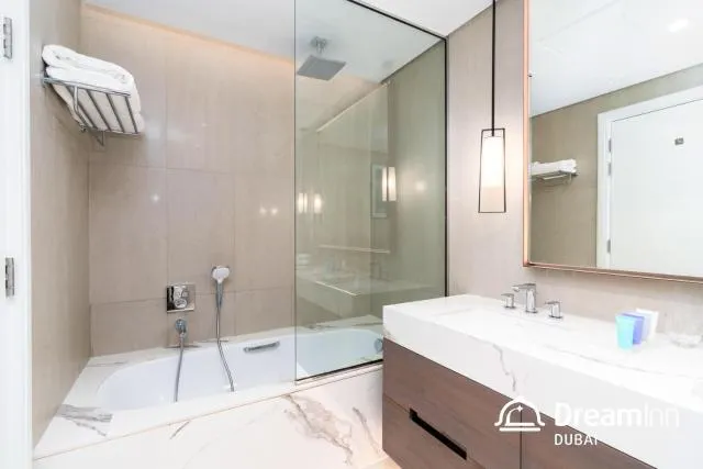  Dream Inn Apartments - Address Beach Residence Fujairah - picture  : Shower,Bathroom,Bathroom,Bath,towels,Property 