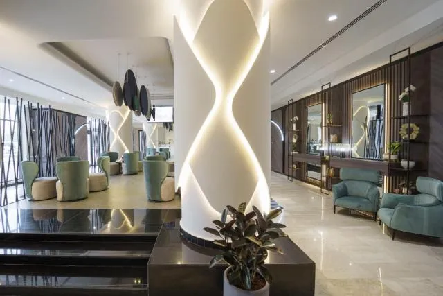  Hotel Holiday International - picture  : Nearby landmark,Coffee/tea facilities,Property 