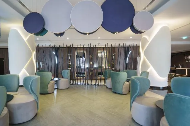  Hotel Holiday International - picture  : Patio,Nearby landmark,Restaurant/places to eat,Seating area,Coffee/tea facilities,Property 