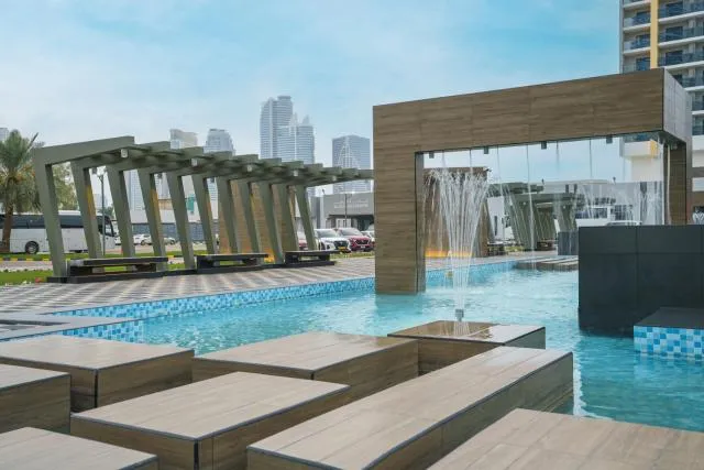  Hotel Holiday International - picture  : Property building,Swimming pool,Day 