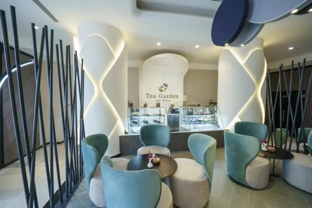  Hotel Holiday International - picture  : Patio,Restaurant/places to eat,Property 