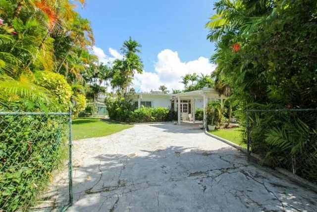  2 minute walk to Beach & Pool - Casual 2-Bed House home - cover picture 