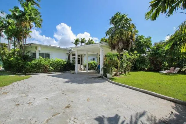  2 minute walk to Beach & Pool - Casual 2-Bed House home - picture  : Garden,Property building 