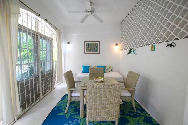  2 minute walk to Beach & Pool - Casual 2-Bed House home - picture  : Dining area 