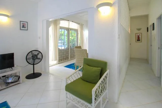  2 minute walk to Beach & Pool - Casual 2-Bed House home - picture  : Seating area 