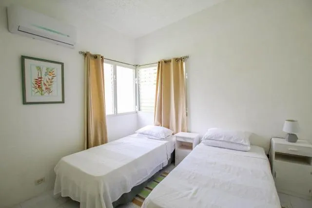  2 minute walk to Beach & Pool - Casual 2-Bed House home - picture  : Bed 