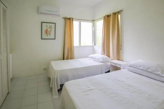  2 minute walk to Beach & Pool - Casual 2-Bed House home - picture  : Bed 