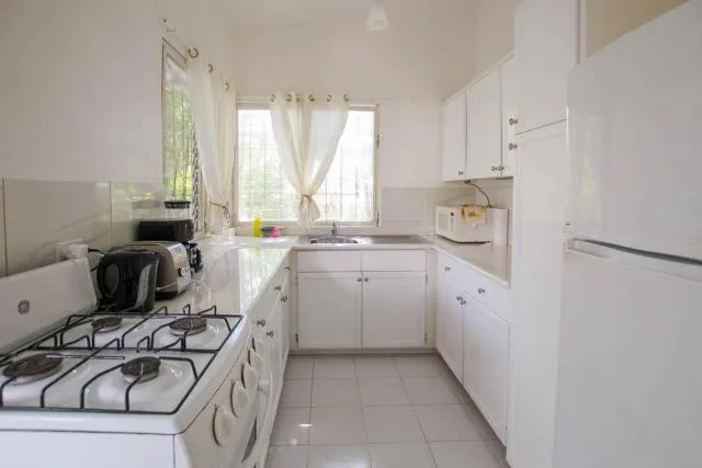  2 minute walk to Beach & Pool - Casual 2-Bed House home - picture  : Kitchen/kitchenette 