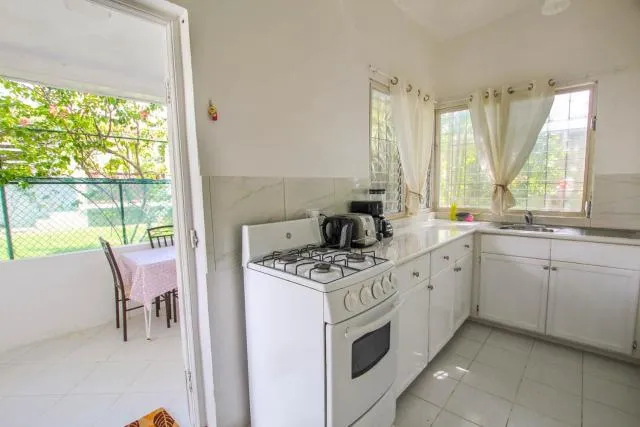  2 minute walk to Beach & Pool - Casual 2-Bed House home - picture  : Kitchen/kitchenette 