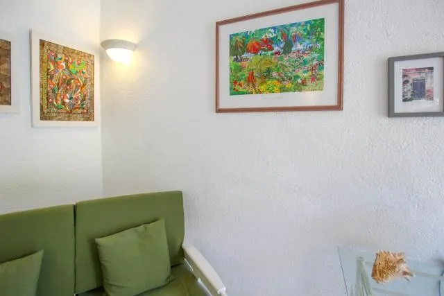  2 minute walk to Beach & Pool - Casual 2-Bed House home - picture  : Seating area 