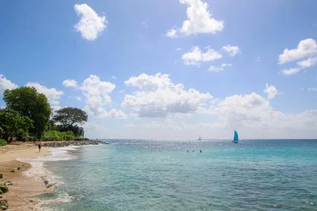  2 minute walk to Beach & Pool - Casual 2-Bed House home - picture  : Beach 