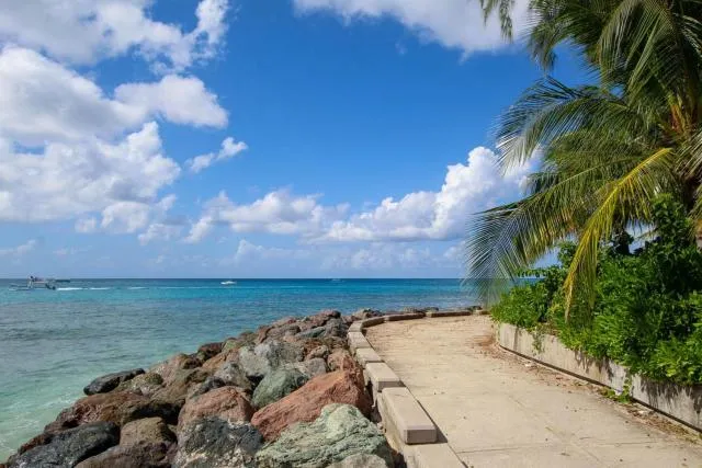  2 minute walk to Beach & Pool - Casual 2-Bed House home - picture  : Beach 